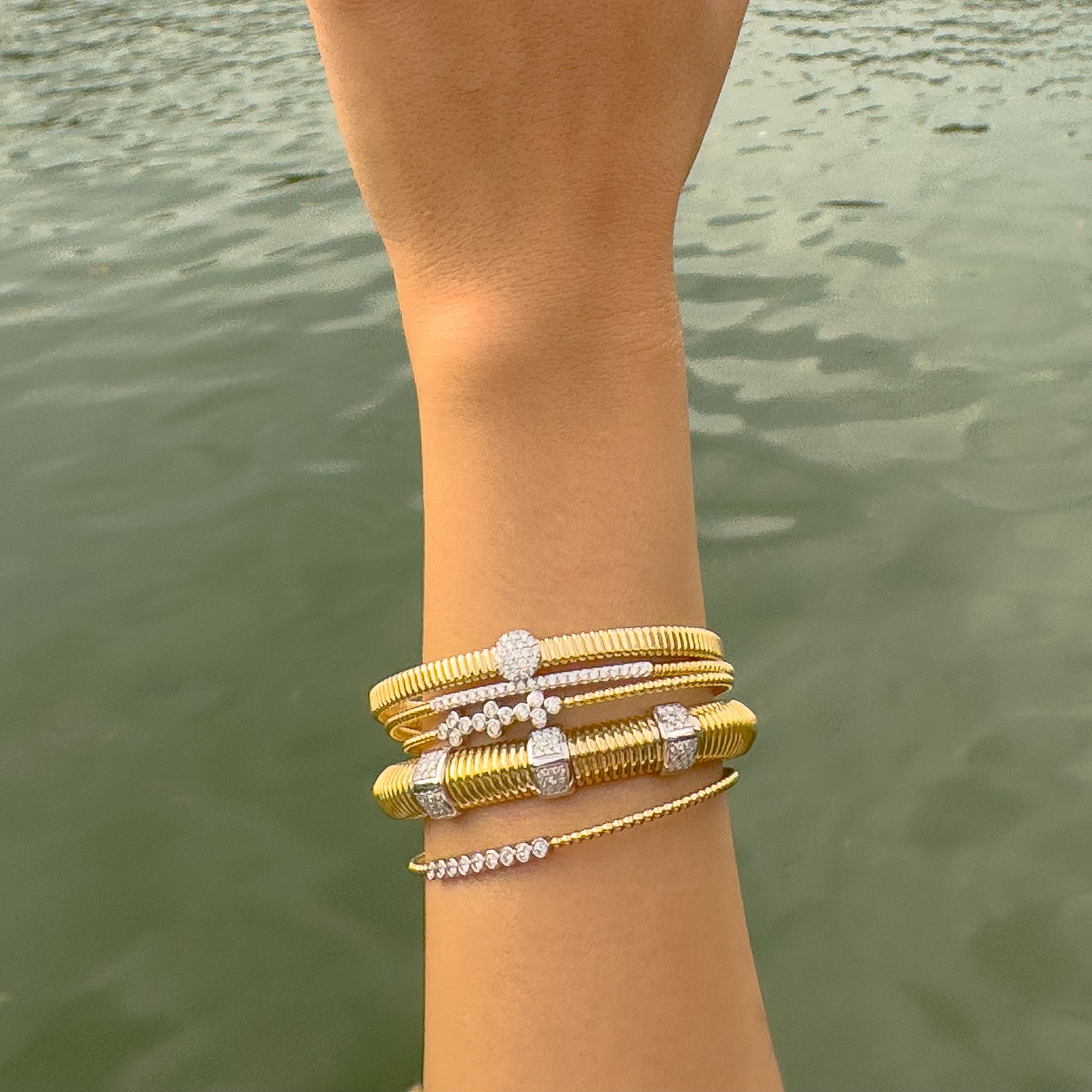 Luxurious Tubogas Bangle with Three Diamond Pavé Stations