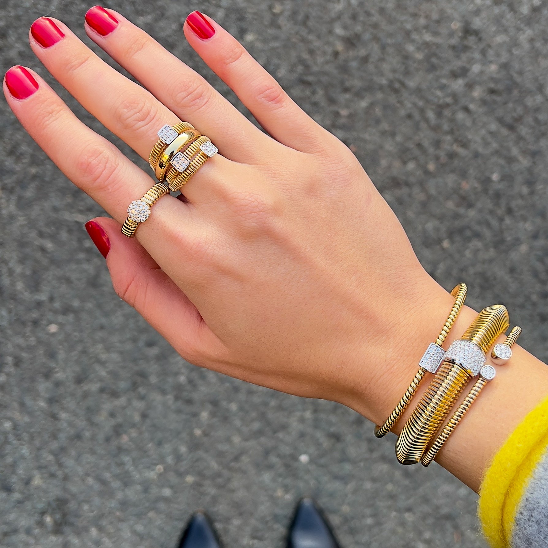 Luxurious Tubogas Bangle with Bold Diamond Pavé Center