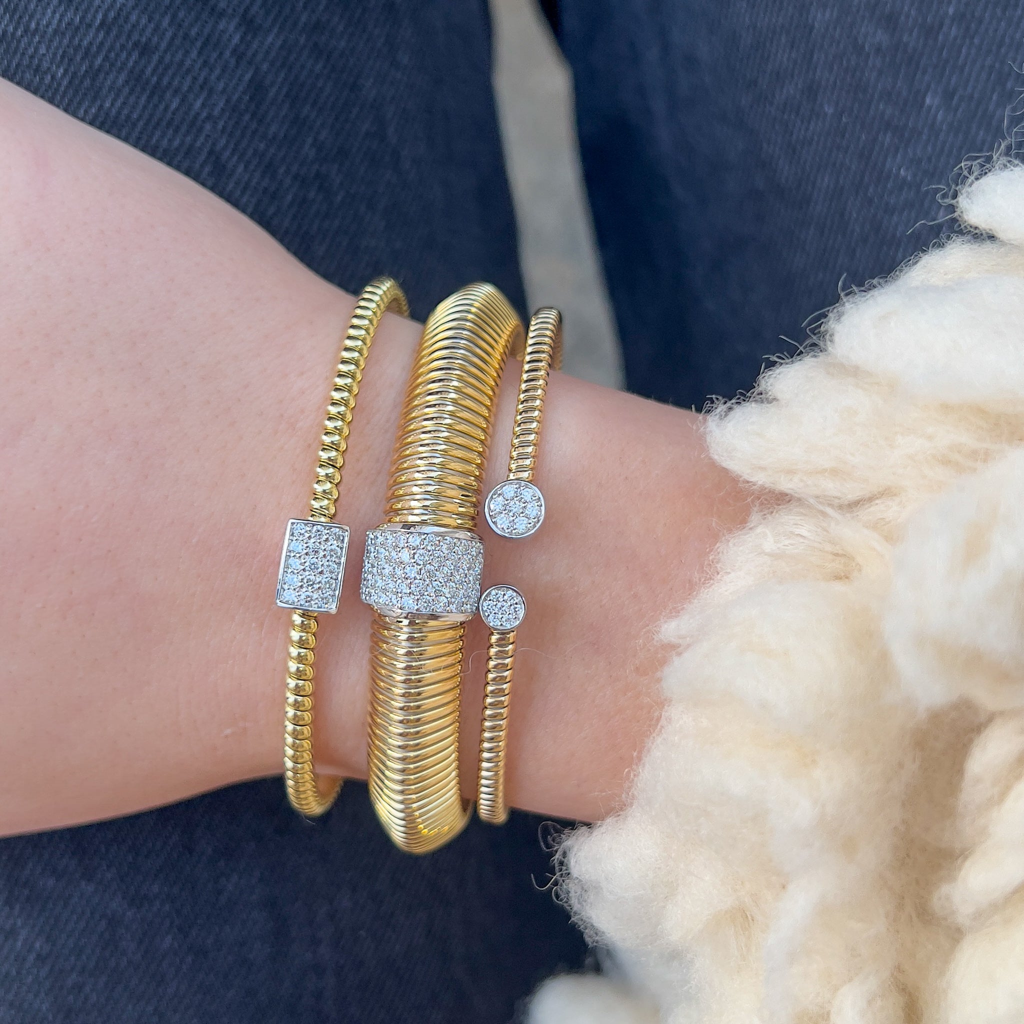 Luxurious Tubogas Bangle with Bold Diamond Pavé Center