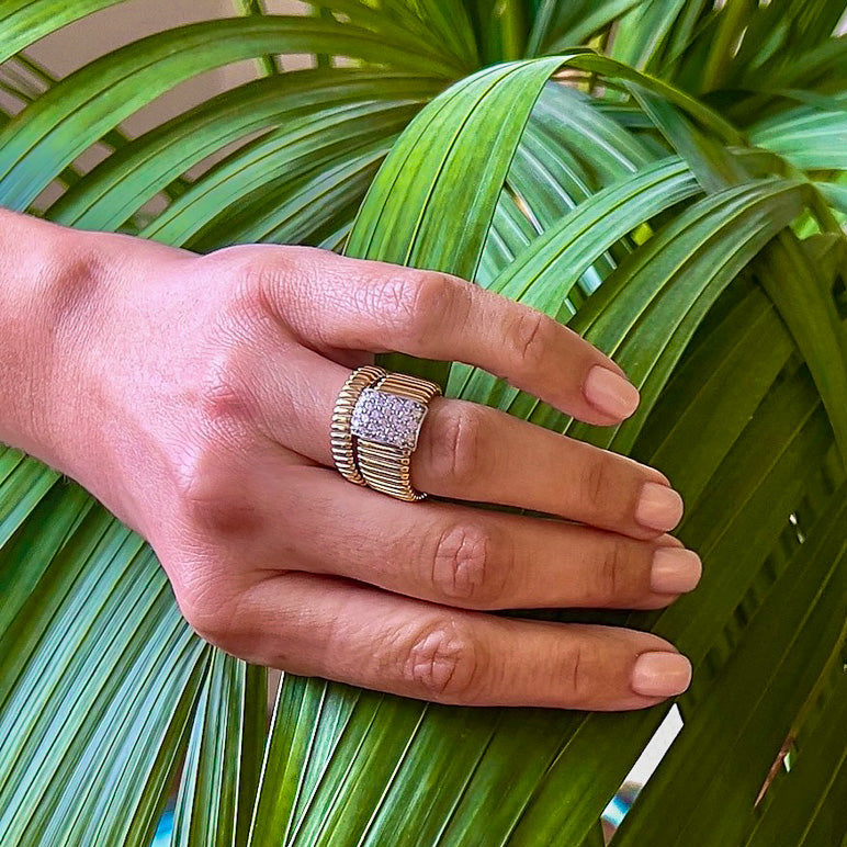 Luxurious Tubogas Ring with Rectangular Diamond Center